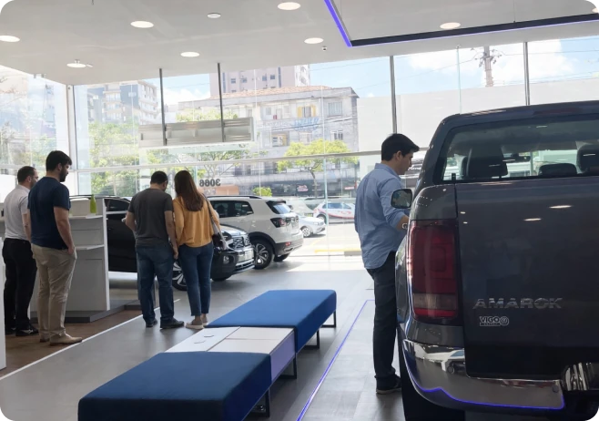 Clientes no showroom Vigorito Volkswagen